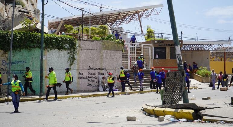 As search and rescue operations continue, families have written the names of missing loved ones on a wall near the site where emergency responders are searching for survivors.  © UNFPA/Nayra